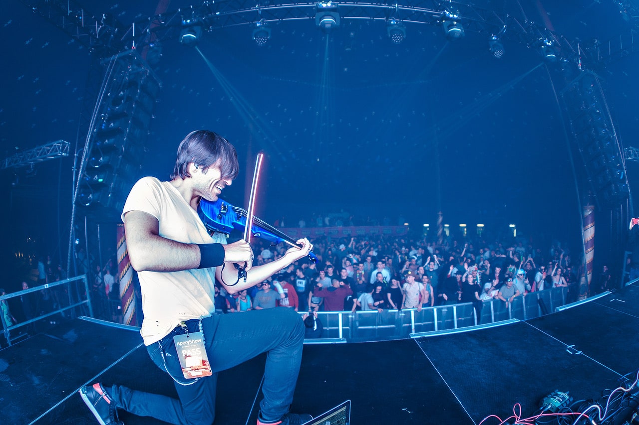 Dedicato alla nightlife dimenticata “No Man No Cry”, il nuovo singolo del  violinista “Jedi” Andrea Casta, Andrea Casta Electric Violinist